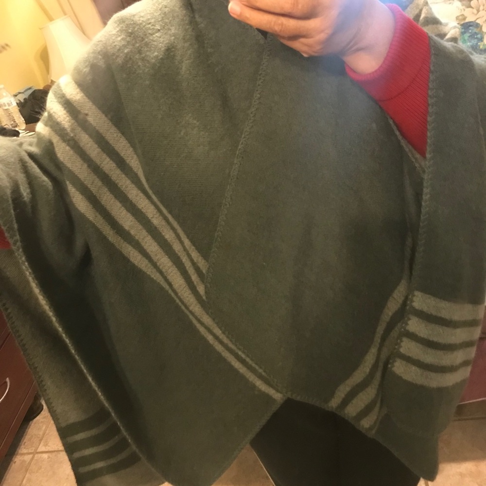 Ponchó shawls - Picture 9 of 10
